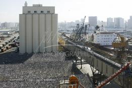 Image du Maroc Professionnelle de  Les Doc Silos au port de Casablanca, des installations modernes aspirant le blé directement dans les cales des navires couvrant 70% des besoins en grains du Maroc. 31 Décembre 2003. (Photo / Abdeljalil Bounhar) 